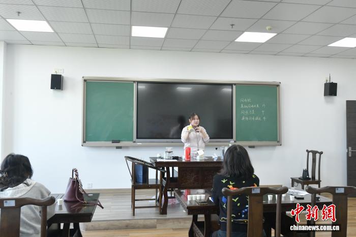 “00后”咖啡师遇见银发族：我在老年大学开“潮课”