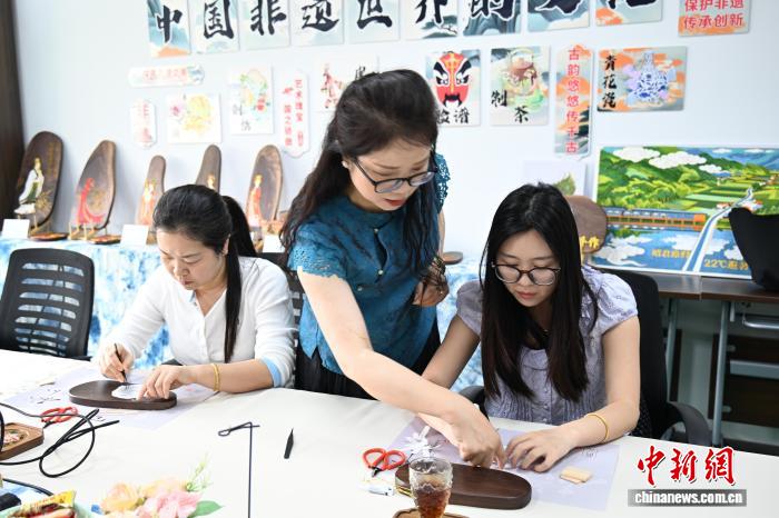 金丝为骨塑珐琅 釉彩作魂续古风