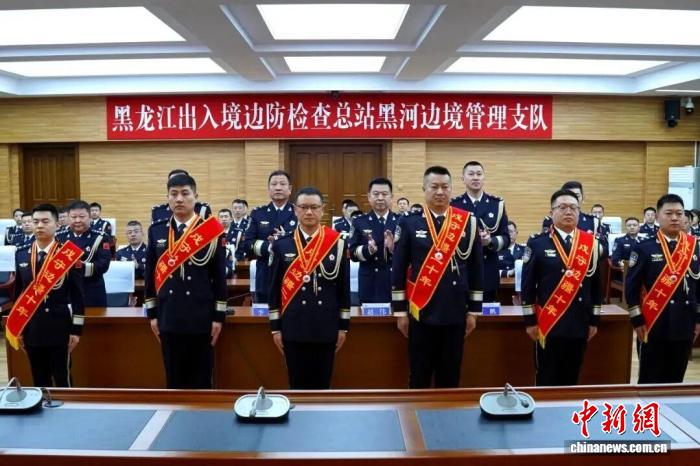 扎根边疆数十年 黑龙江16人获得戍守边疆纪念章