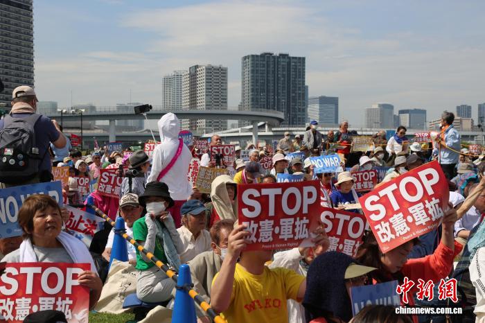 日本数万民众在东京举行守护宪法集会