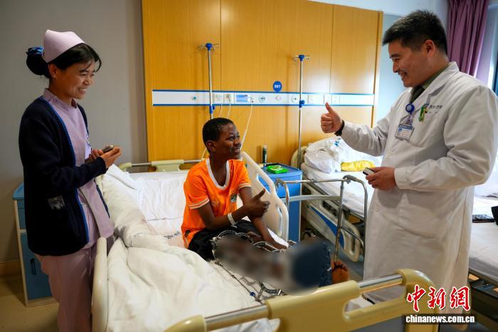 非洲少年万里郑州求医引争议 院方回应:用“中国方案”诠释医疗无国界