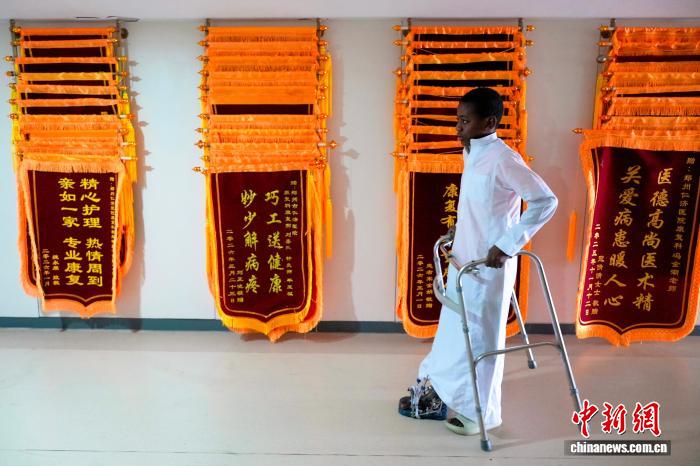 非洲少年万里郑州求医引争议 院方回应:用“中国方案”诠释医疗无国界
