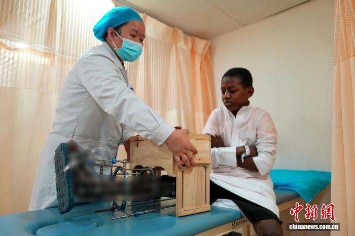 非洲少年万里郑州求医引争议 院方回应:用“中国方案”诠释医疗无国界