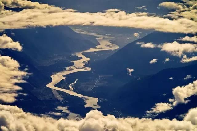 世界第一峡谷是什么峡谷？中国雅鲁藏布大峡谷（雅鲁藏布大峡谷是世界上最大的峡谷最深处约多少米）