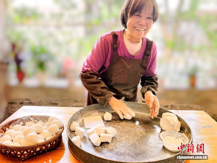 广东台山春节用牛栏圆祭祀 祈求新一年六畜兴旺