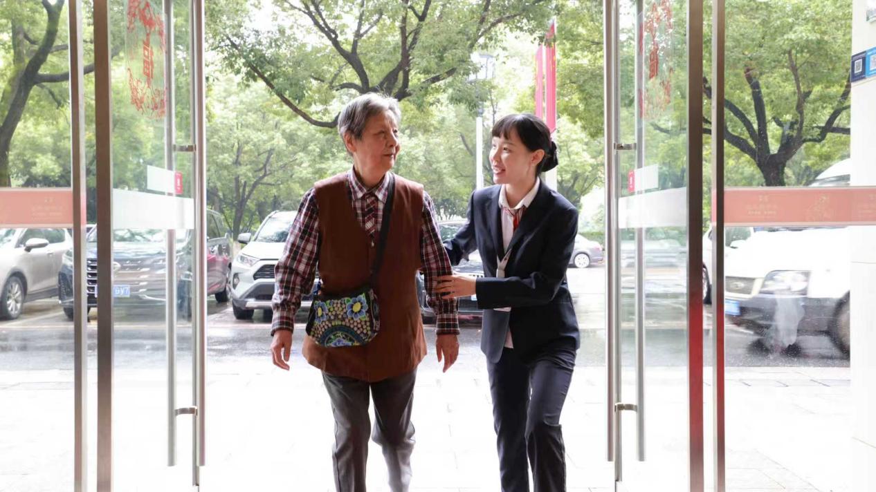 当“90后”遇上“90后”……浙江稠州商业银行青年员工与银发族的温暖守望