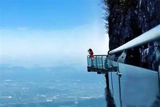 盘点国内十大超恐怖玻璃栈道，你敢来挑战吗？（世界上最危险的玻璃栈道）