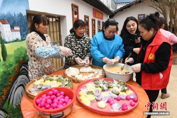 (新春走基层)广西德保:乡村容貌焕新年味足 民众重建家园迎亲归