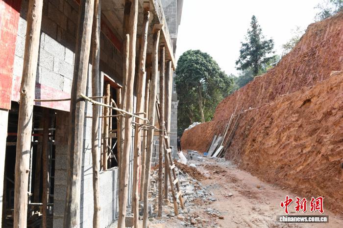 (新春走基层)广西德保:乡村容貌焕新年味足 民众重建家园迎亲归