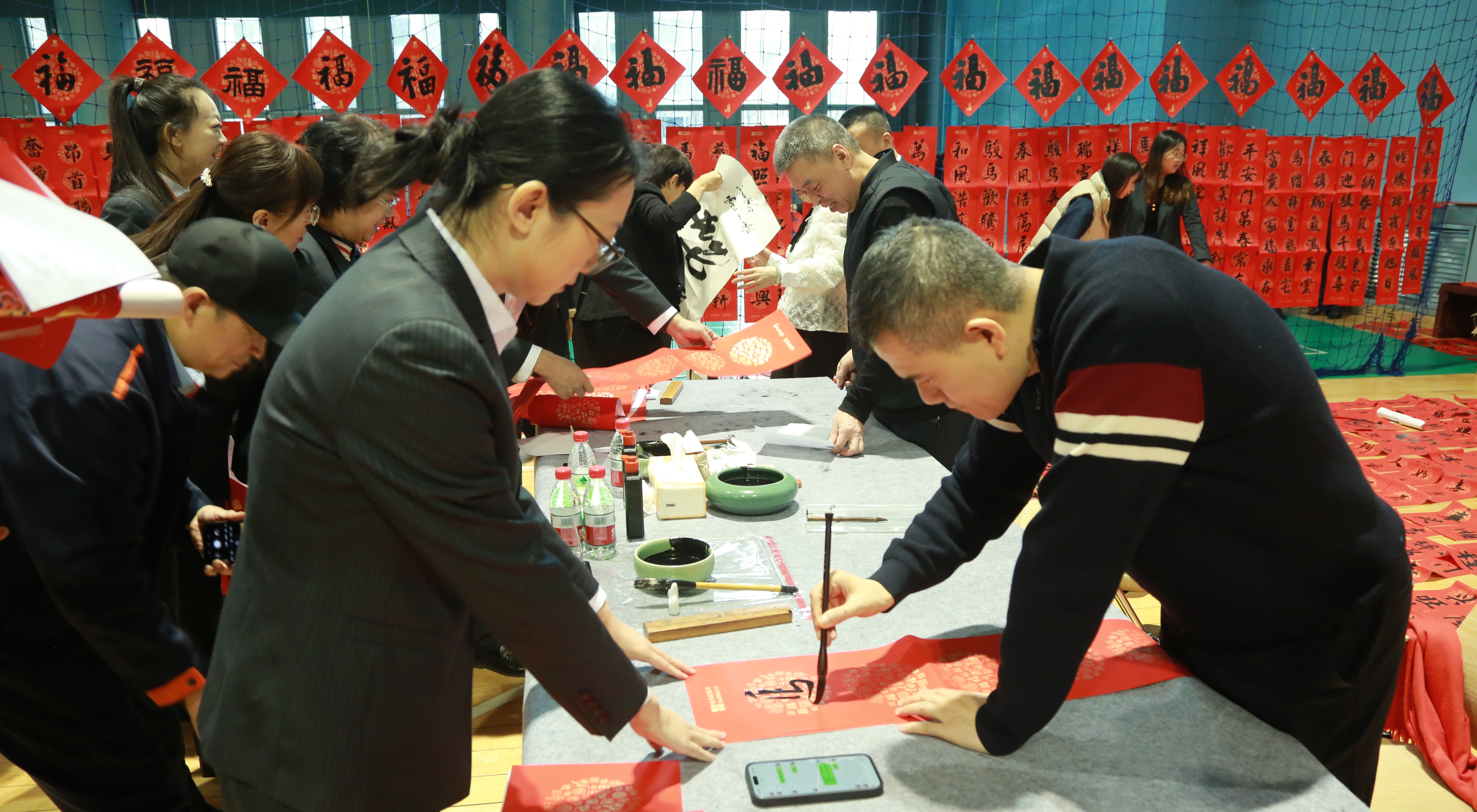 翰墨飘香迎新春 哈尔滨银行开展第八届写福送春联活动