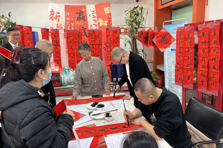 翰墨飘香迎新春 哈尔滨银行开展第八届写福送春联活动