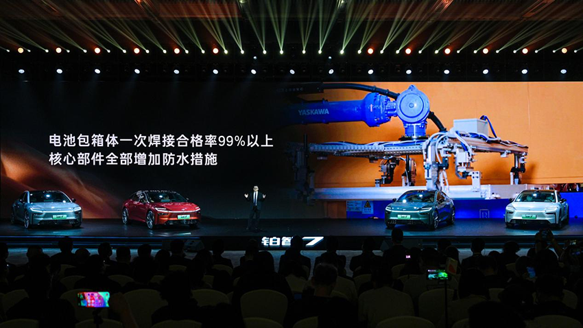 铂智7预售权益价15.68万元起!鸿蒙座舱+Momenta智驾+丰田调校完整闭环,打造智能化确定性