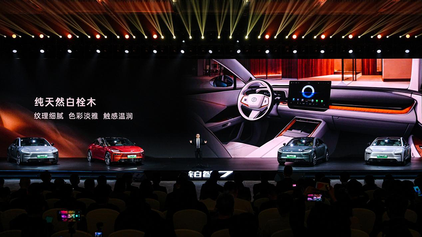 铂智7预售权益价15.68万元起!鸿蒙座舱+Momenta智驾+丰田调校完整闭环,打造智能化确定性