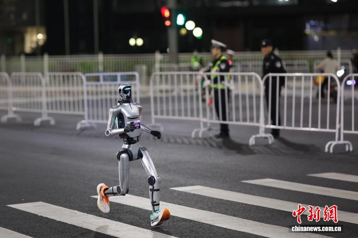 人形机器人备战半马,冲刺人类记录