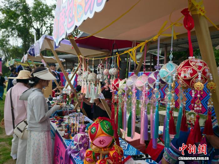 （文化中国行）壮族绣球“赶潮”“三月三”成流量新宠