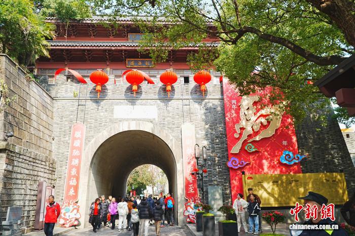 (神州写真)《太平年》带火“南宋CBD” 四方游客杭州赶“年市”