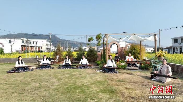 从赏花海到吃春菜  中国“春日经济”升温