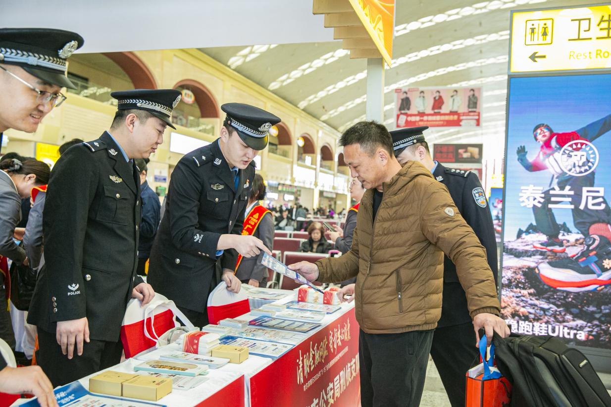 金融消保进车站 趣味宣讲护民生——哈尔滨银行2026年“3·15”金融宣教活动让旅客候车间隙解锁防骗新技能