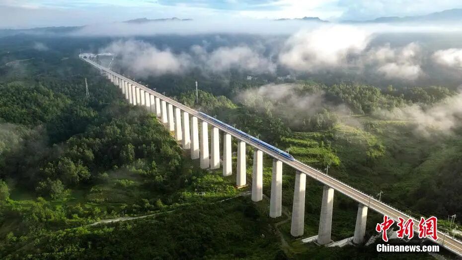 10小时、2400公里！苏林再坐中国高铁，背后深意耐人寻味