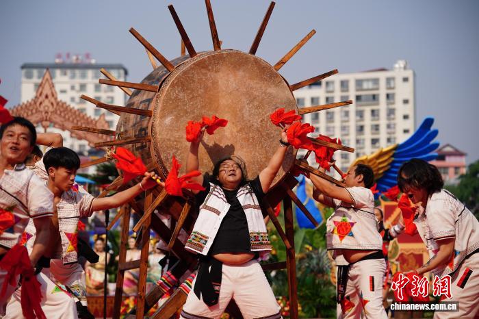 台湾友人西双版纳“泼新年” 热在身、暖在心