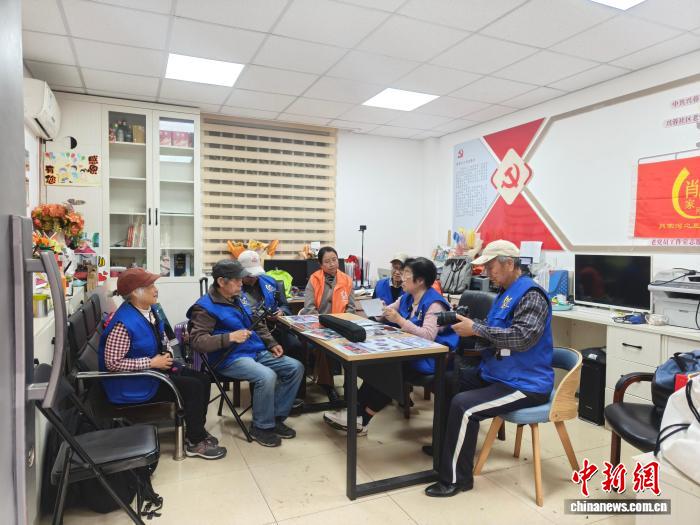 成都这群老人用镜头“锁”住时光 为高龄者留存幸福瞬间