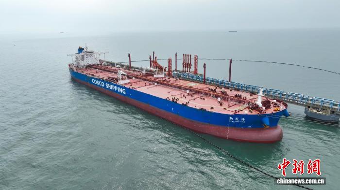 载运25.4万吨中东原油的油轮靠泊广西钦州港