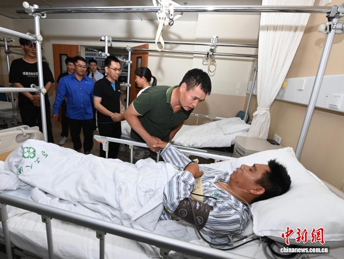 广西柳州地震亲历者含泪跪谢救命恩人：没有你们，我老公就不在了