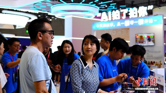 AI眼镜对话文物、半小时生成短剧：AI成文化产业新引擎
