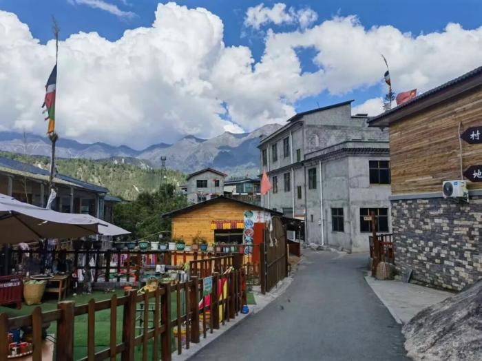 西藏边境村女孩的人生故事：从峡谷铁索到直播带货